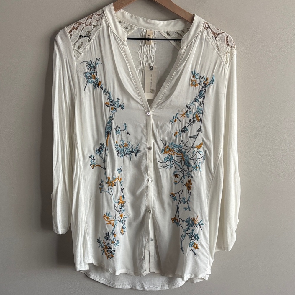 TINY •. Embroidered White Blouse with mother of pearl buttons